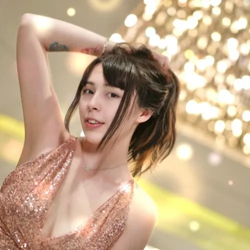RaeLaw 直播 照片